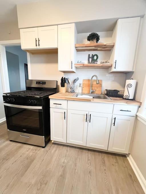 The Gateway: Entire Apartment 7 Mins From Airport Cleveland Exterior photo